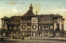 15764 Gezicht op de voorgevel van het hoofdgebouw van het Christelijk Sanatorium (Oude Arnhemseweg 260) te Zeist uit ...